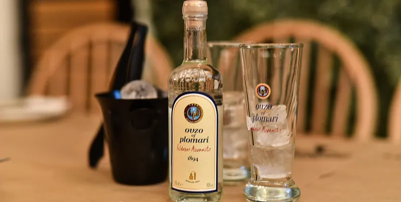 Ouzo-Flasche mit Gläsern