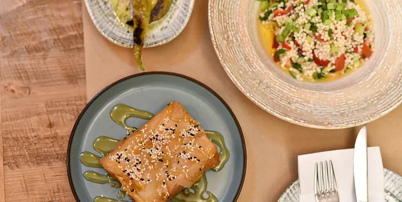 Griechische Vorspeisen und Salat auf dem Tisch